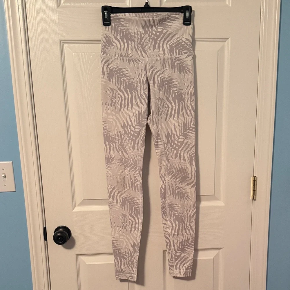 474 Lululemon Wunder Under High Rise LuxTreme – Palm Camo – Size 6